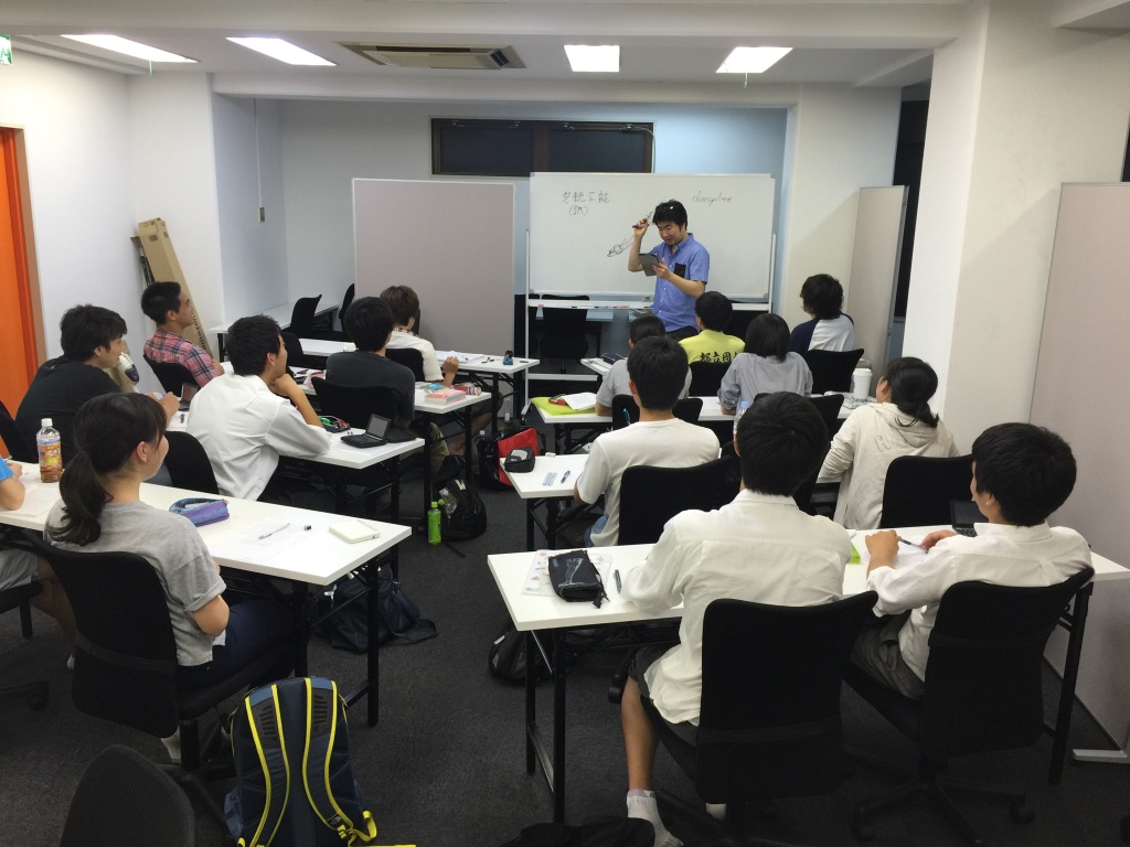 東京・三鷹の教室で、生徒たちに授業をするSラボ塾長・桜井てつや