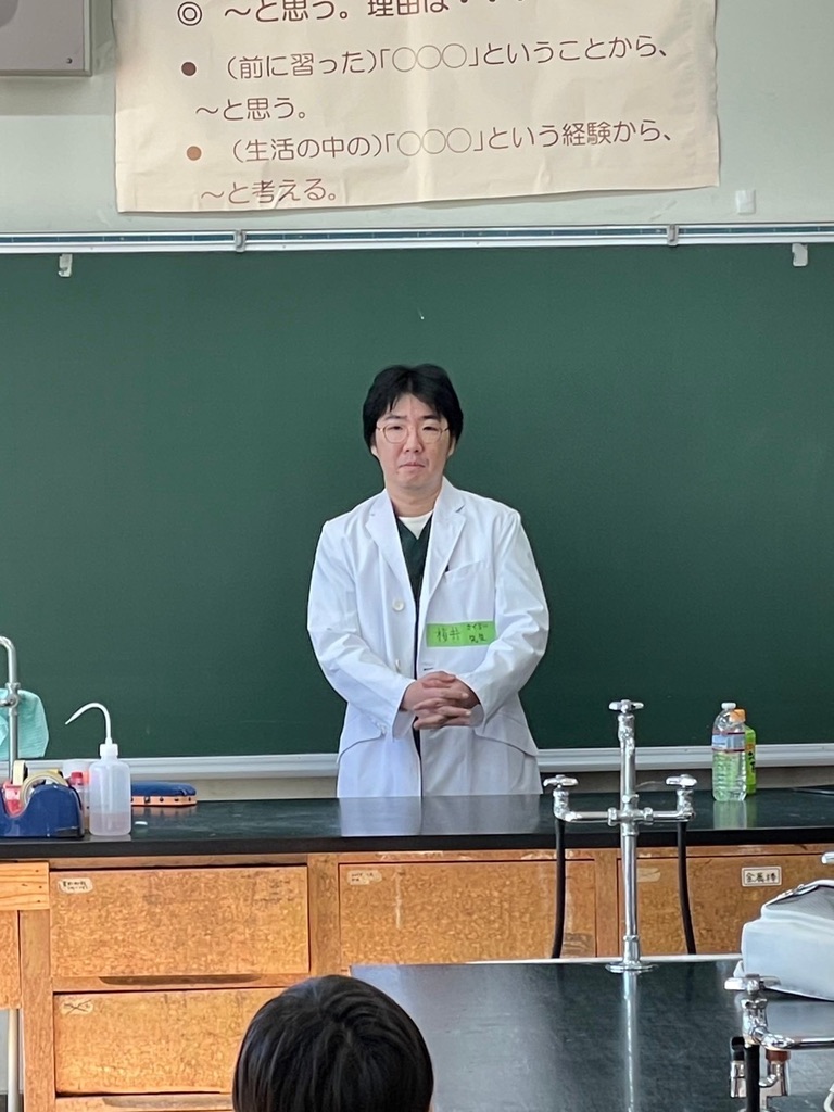 小学校の理科室で公開講義を行うSラボ塾長・桜井てつや